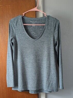 Woman's American Eagle Outfitters Heather Gray V-Neck Long Sleeve Top Size M